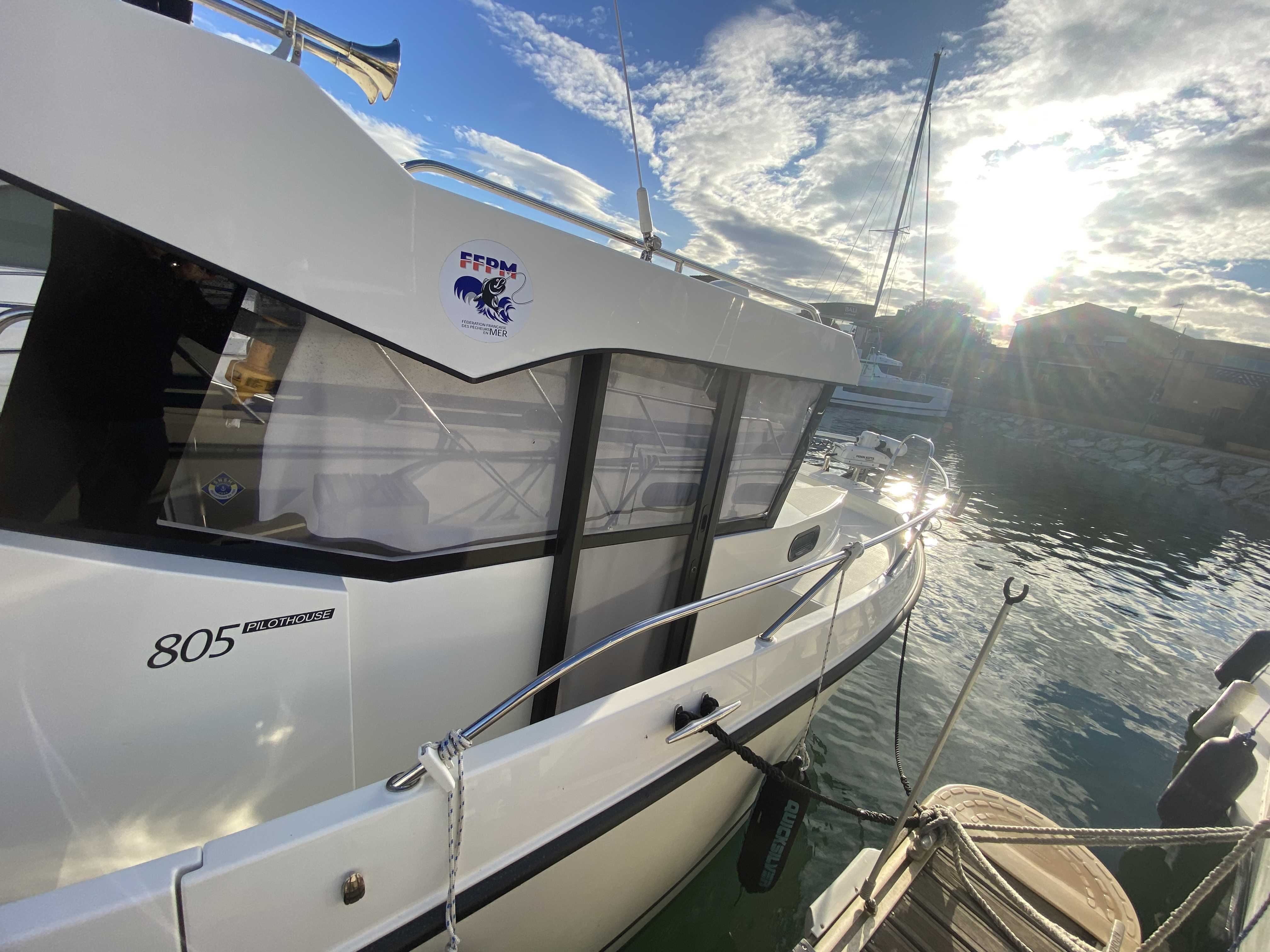 slider 7 Quicksilver Captur 805 Pilothouse